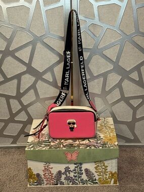 New Arrivals! Fashion Hot Pink Camera Crossbody with Black Logo Strap